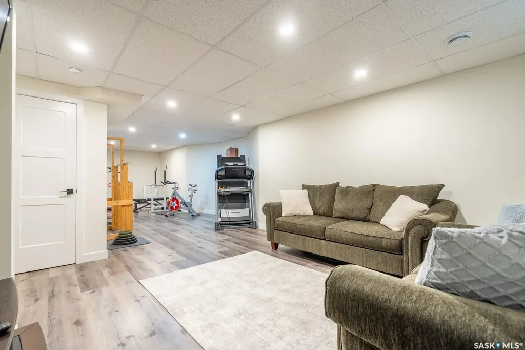 2952 St James Crescent Regina SK S4V 2Z2