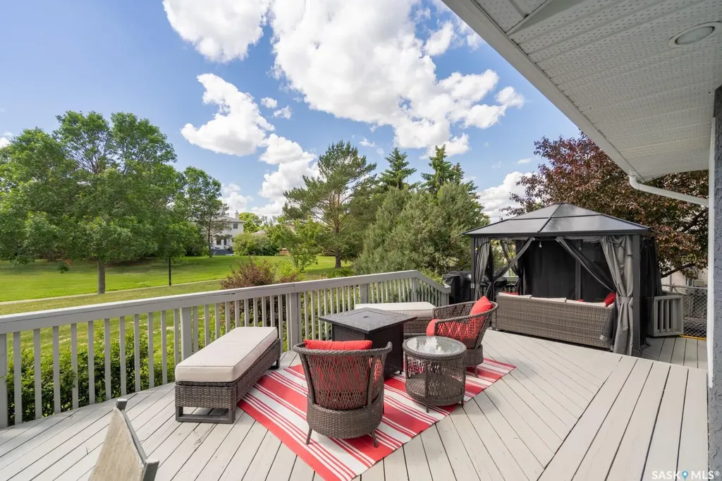 2952 St James Crescent Regina SK S4V 2Z2