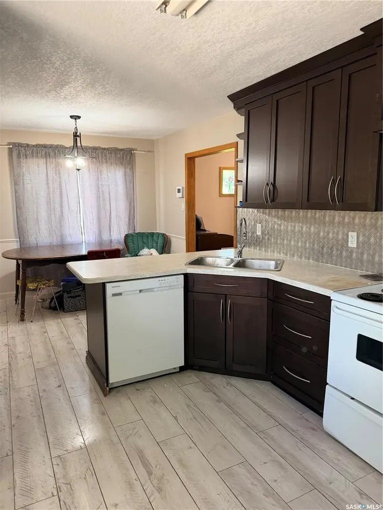 706 3rd Street E Shaunavon SK S0N 2M0