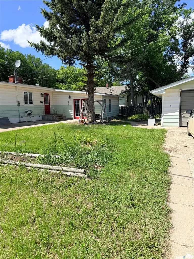 706 3rd Street E Shaunavon SK S0N 2M0