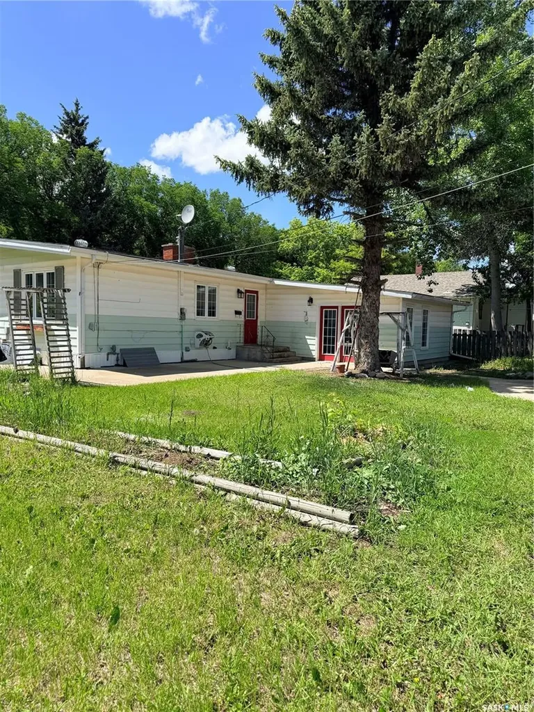 706 3rd Street E Shaunavon SK S0N 2M0