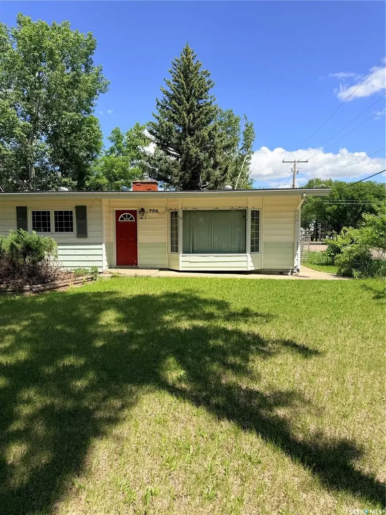 706 3rd Street E Shaunavon SK S0N 2M0