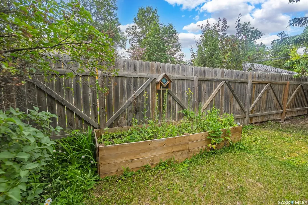 902 10th Street E Saskatoon SK S7H 0H5