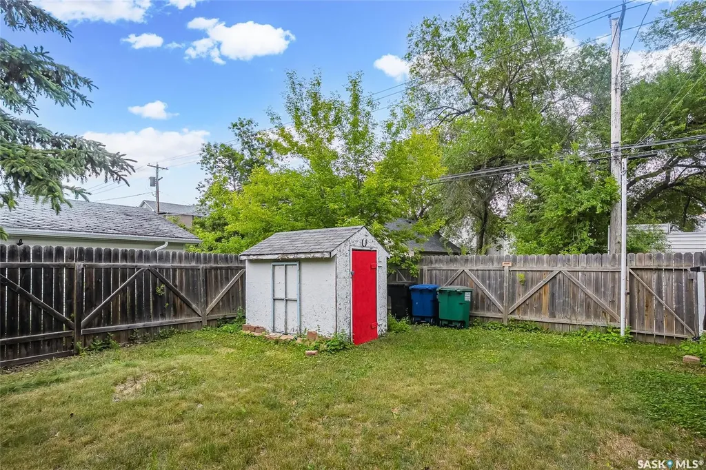 902 10th Street E Saskatoon SK S7H 0H5