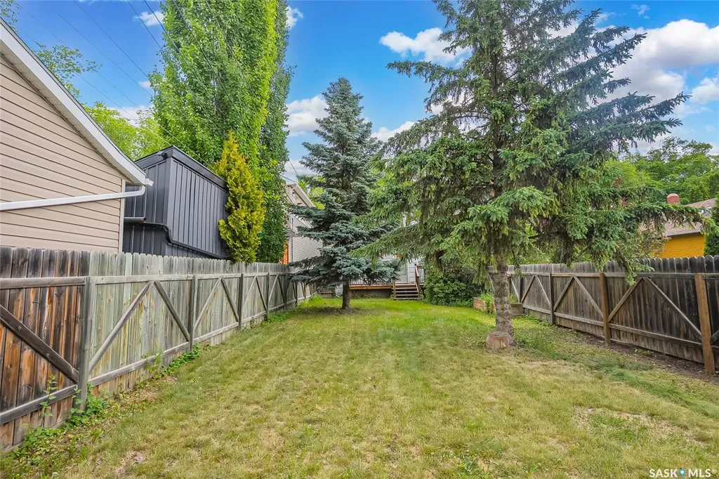 902 10th Street E Saskatoon SK S7H 0H5