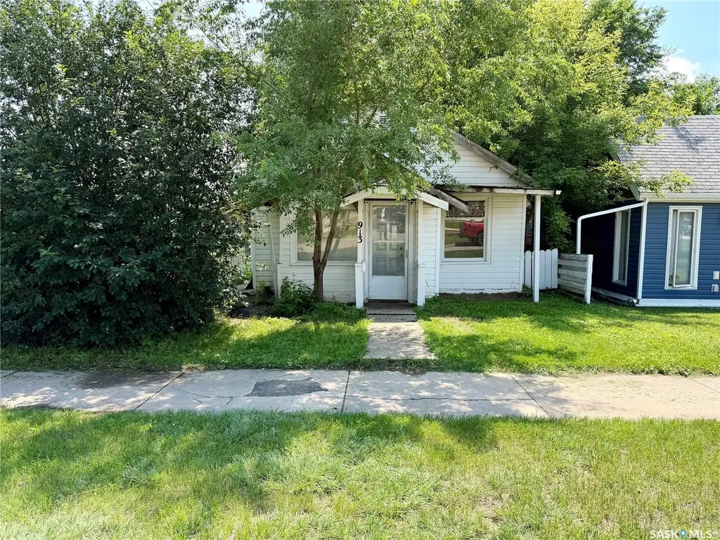 913 Stadacona Street W Moose Jaw SK S6H 2A9