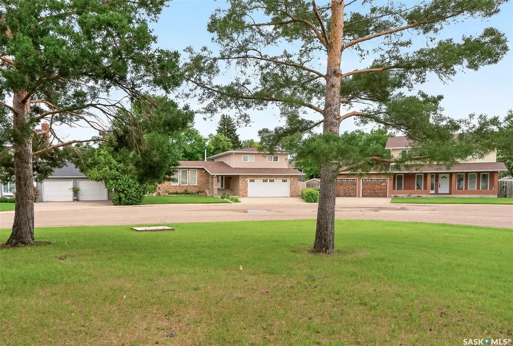 1329 Regal Crescent Moose Jaw SK S6H 7S1