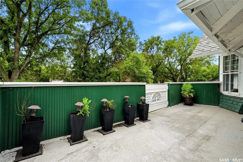 3008 Victoria Avenue Regina SK S4T 1K9