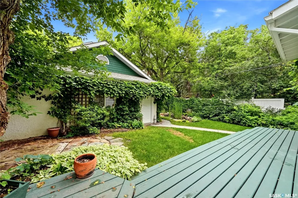 3008 Victoria Avenue Regina SK S4T 1K9