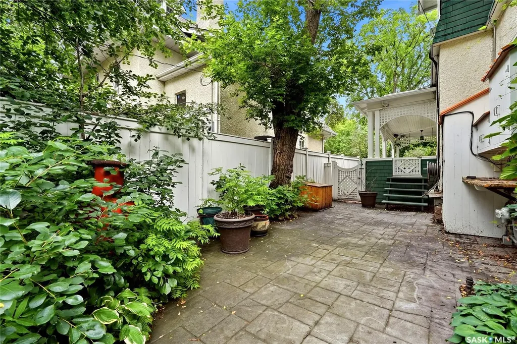 3008 Victoria Avenue Regina SK S4T 1K9