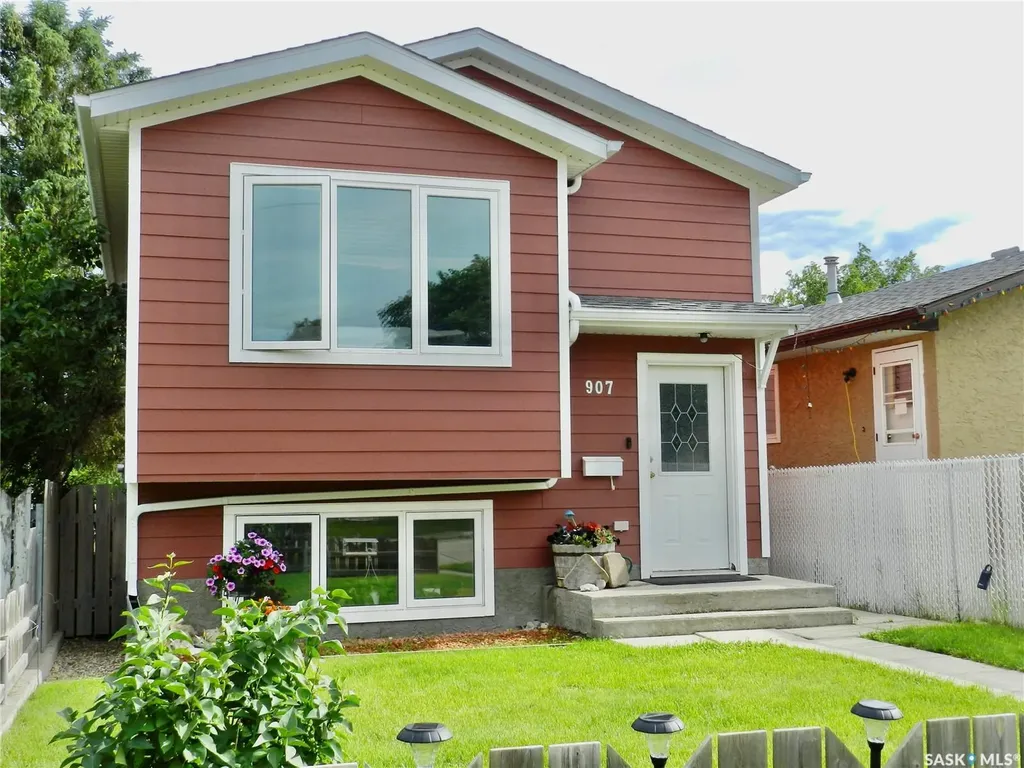 907 Ominica Street E Moose Jaw SK S6H 0J1