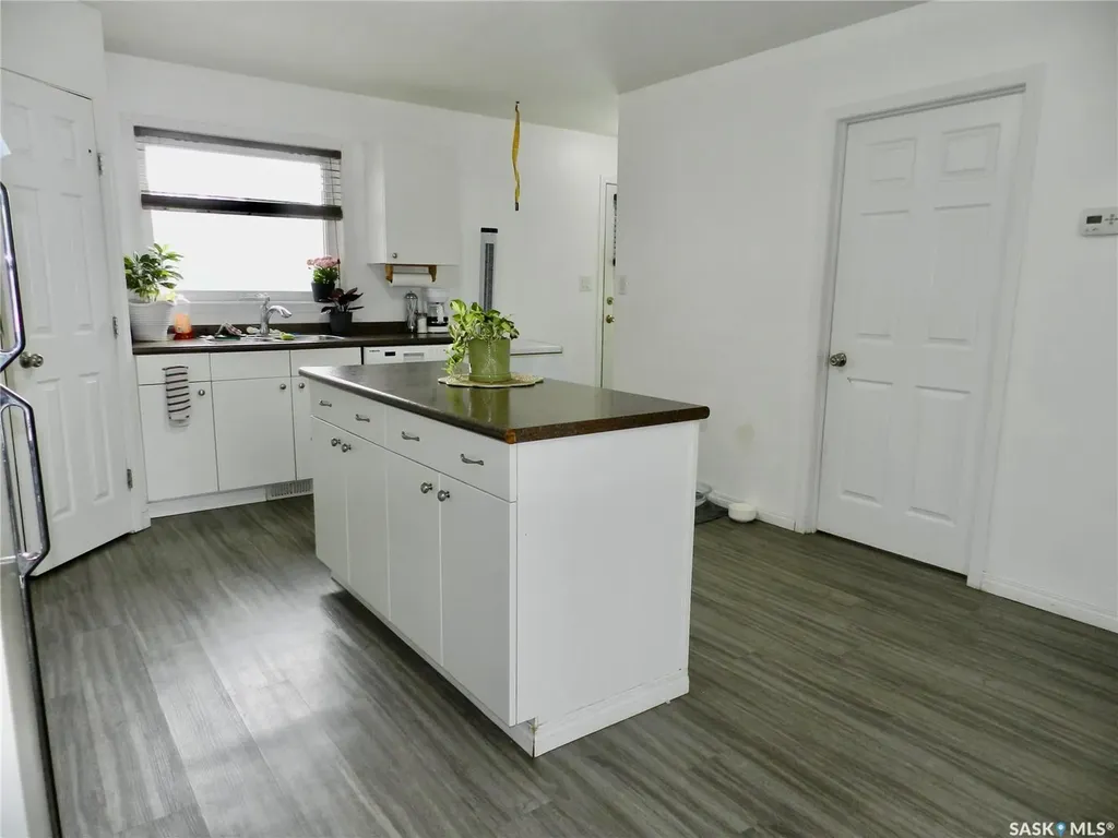 907 Ominica Street E Moose Jaw SK S6H 0J1