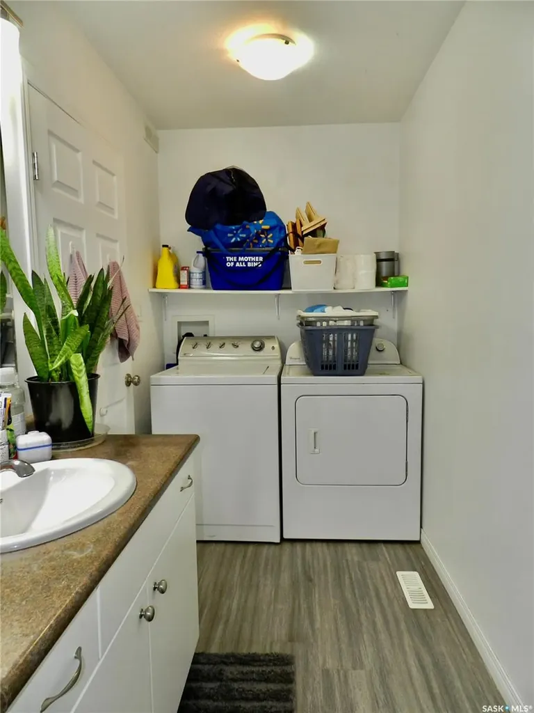 907 Ominica Street E Moose Jaw SK S6H 0J1