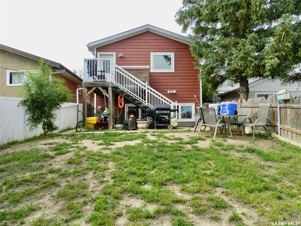907 Ominica Street E Moose Jaw SK S6H 0J1