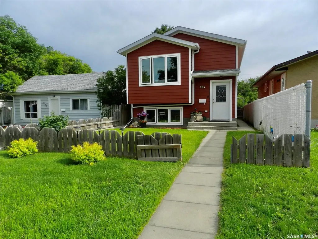 907 Ominica Street E Moose Jaw SK S6H 0J1