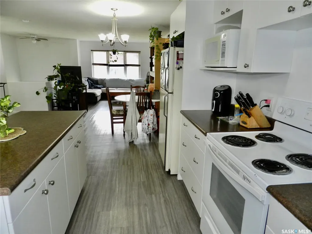 907 Ominica Street E Moose Jaw SK S6H 0J1