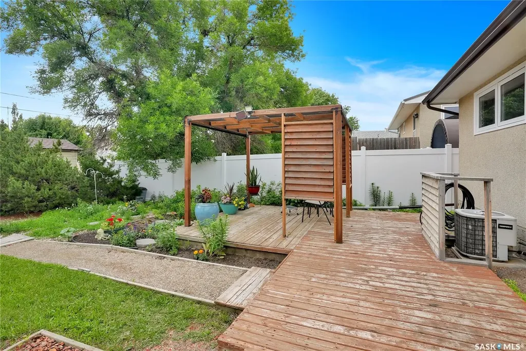 1538 Smith Street Moose Jaw SK S6H 6V8