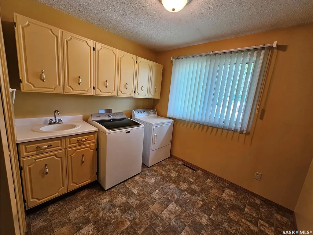 132 10th Avenue E Unity SK S0K 4L0
