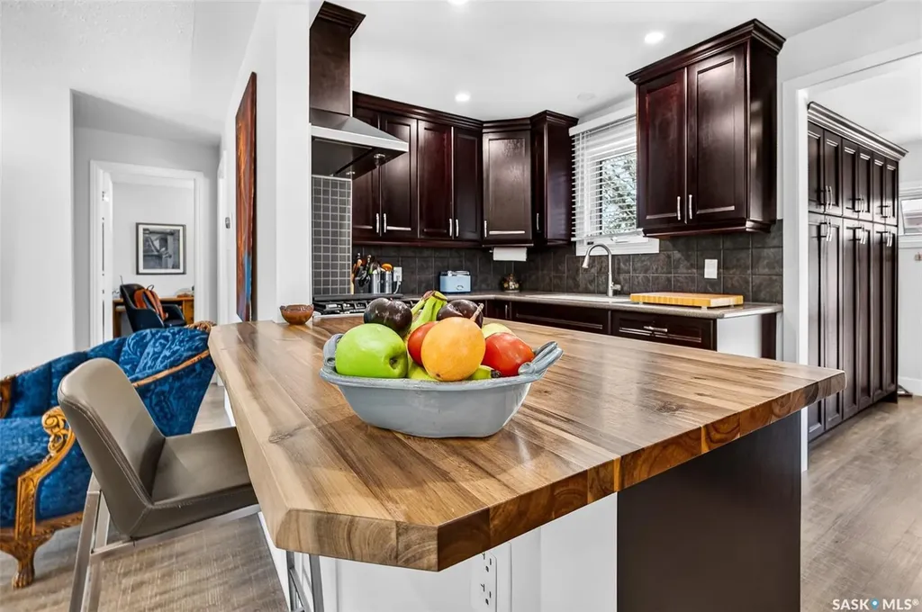 892 7th Avenue NW Moose Jaw SK S6H 4C2