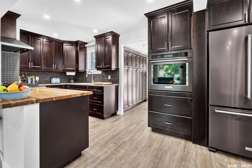 892 7th Avenue NW Moose Jaw SK S6H 4C2