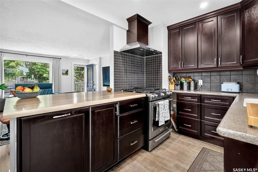 892 7th Avenue NW Moose Jaw SK S6H 4C2