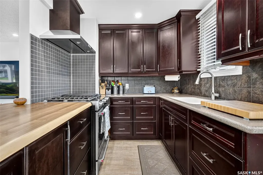 892 7th Avenue NW Moose Jaw SK S6H 4C2