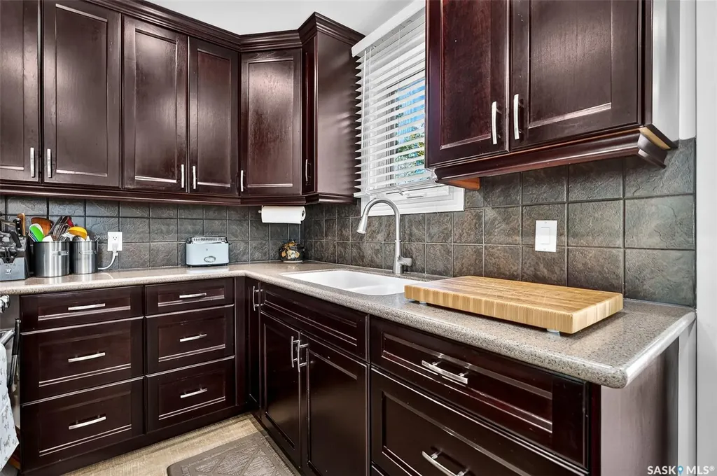 892 7th Avenue NW Moose Jaw SK S6H 4C2