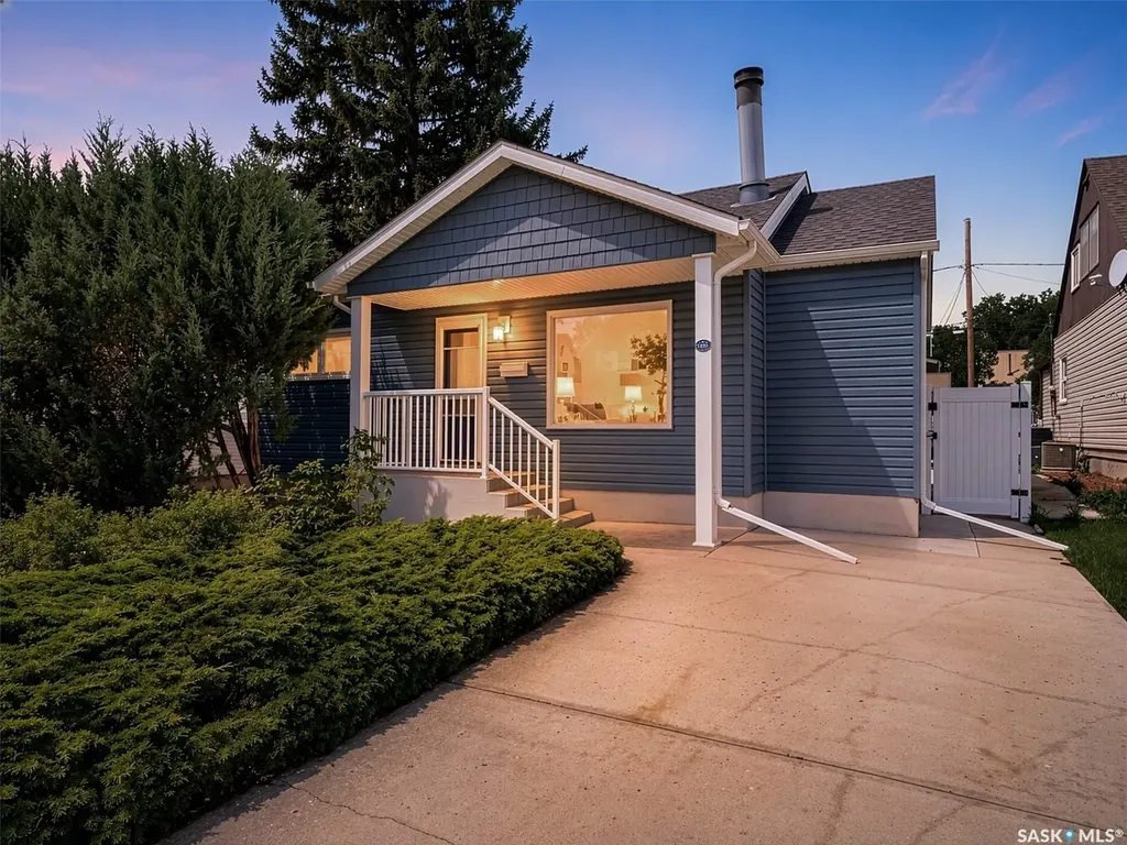 892 7th Avenue NW Moose Jaw SK S6H 4C2