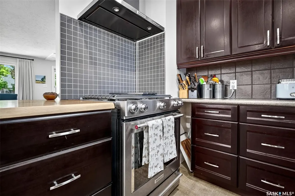 892 7th Avenue NW Moose Jaw SK S6H 4C2