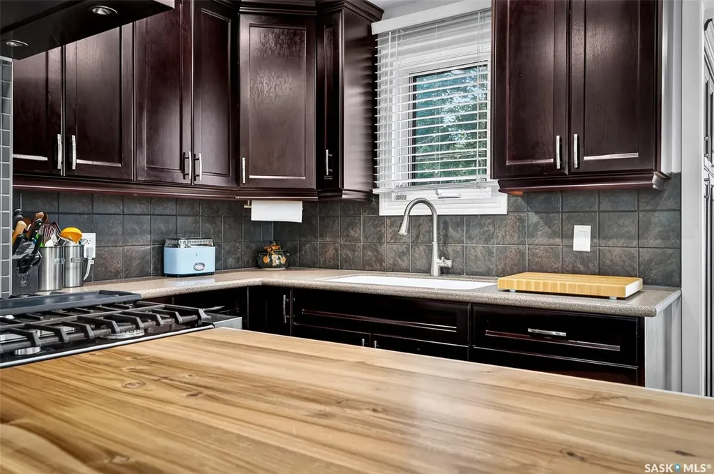 892 7th Avenue NW Moose Jaw SK S6H 4C2