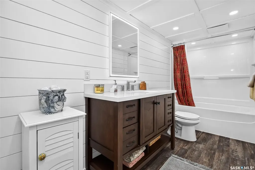 892 7th Avenue NW Moose Jaw SK S6H 4C2