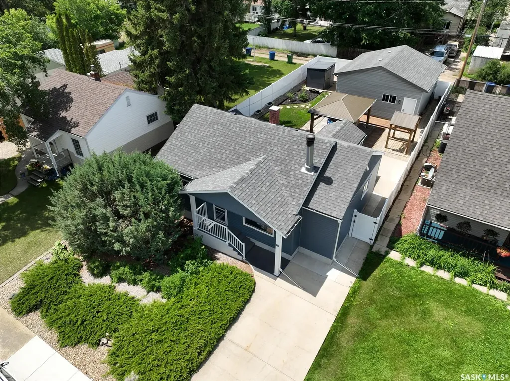 892 7th Avenue NW Moose Jaw SK S6H 4C2