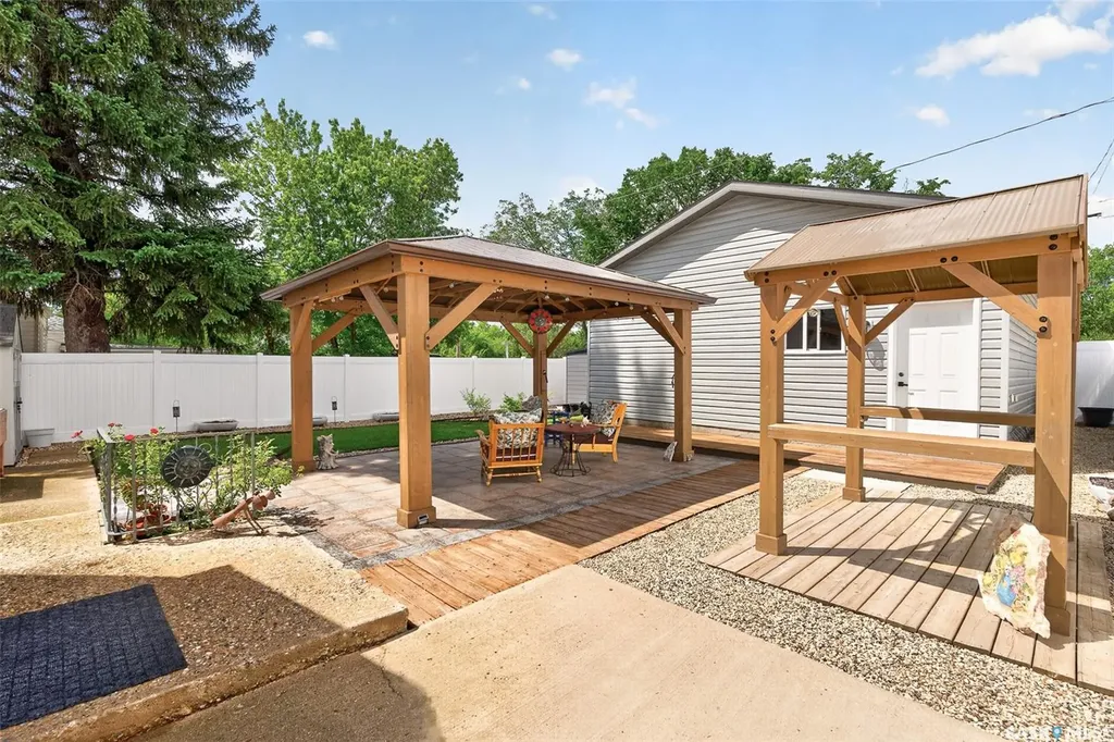892 7th Avenue NW Moose Jaw SK S6H 4C2