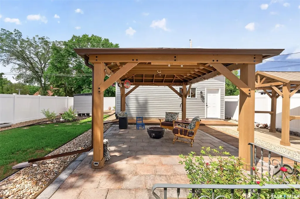892 7th Avenue NW Moose Jaw SK S6H 4C2