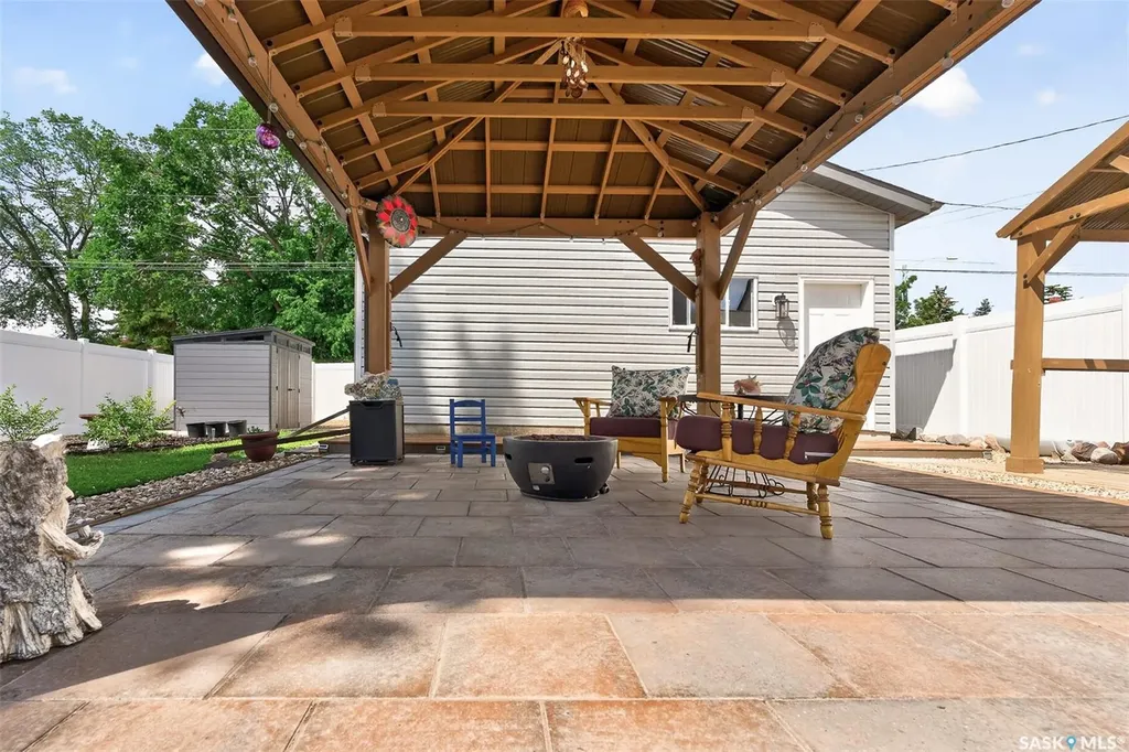 892 7th Avenue NW Moose Jaw SK S6H 4C2