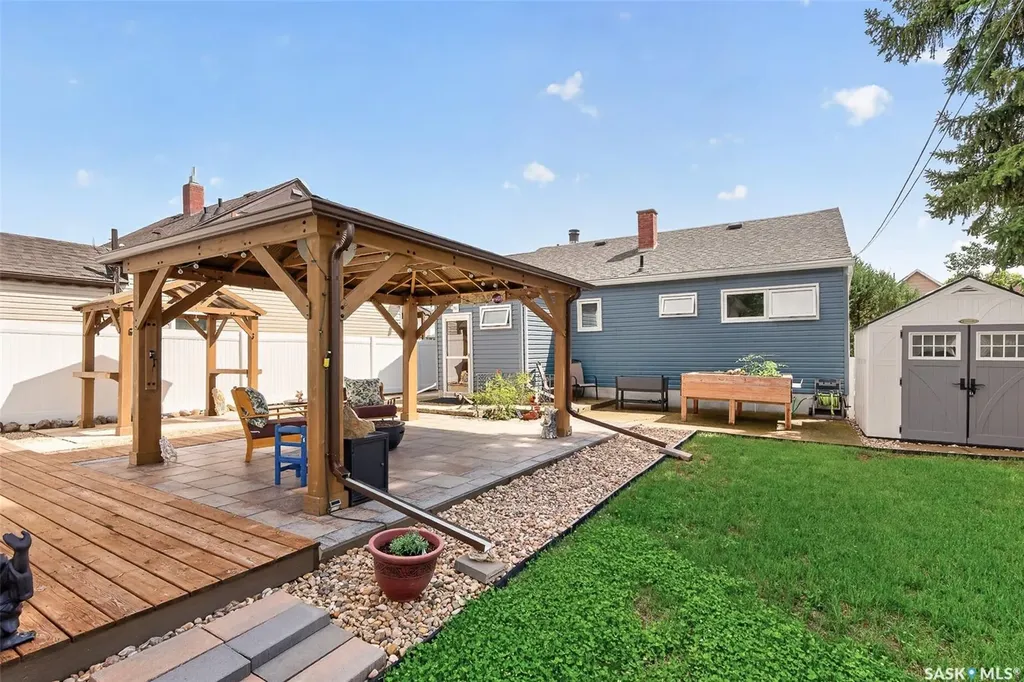 892 7th Avenue NW Moose Jaw SK S6H 4C2