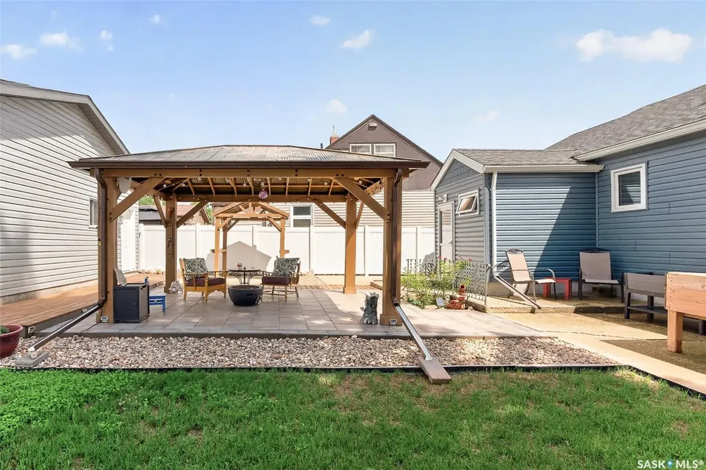 892 7th Avenue NW Moose Jaw SK S6H 4C2