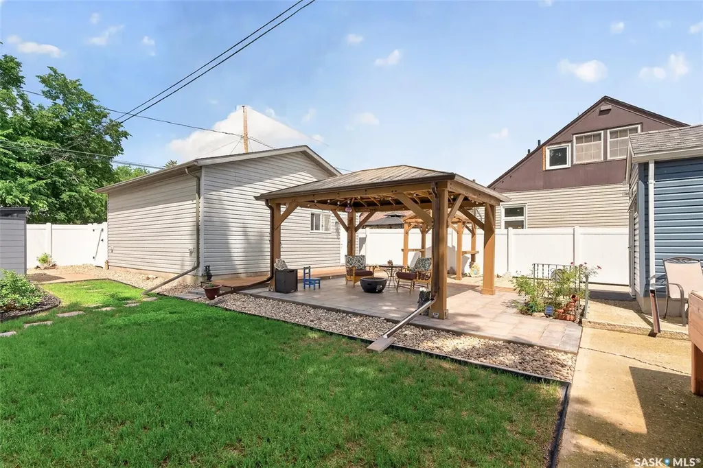 892 7th Avenue NW Moose Jaw SK S6H 4C2