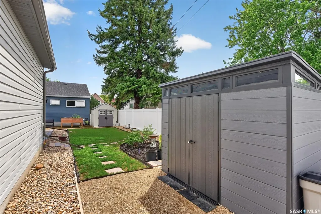 892 7th Avenue NW Moose Jaw SK S6H 4C2
