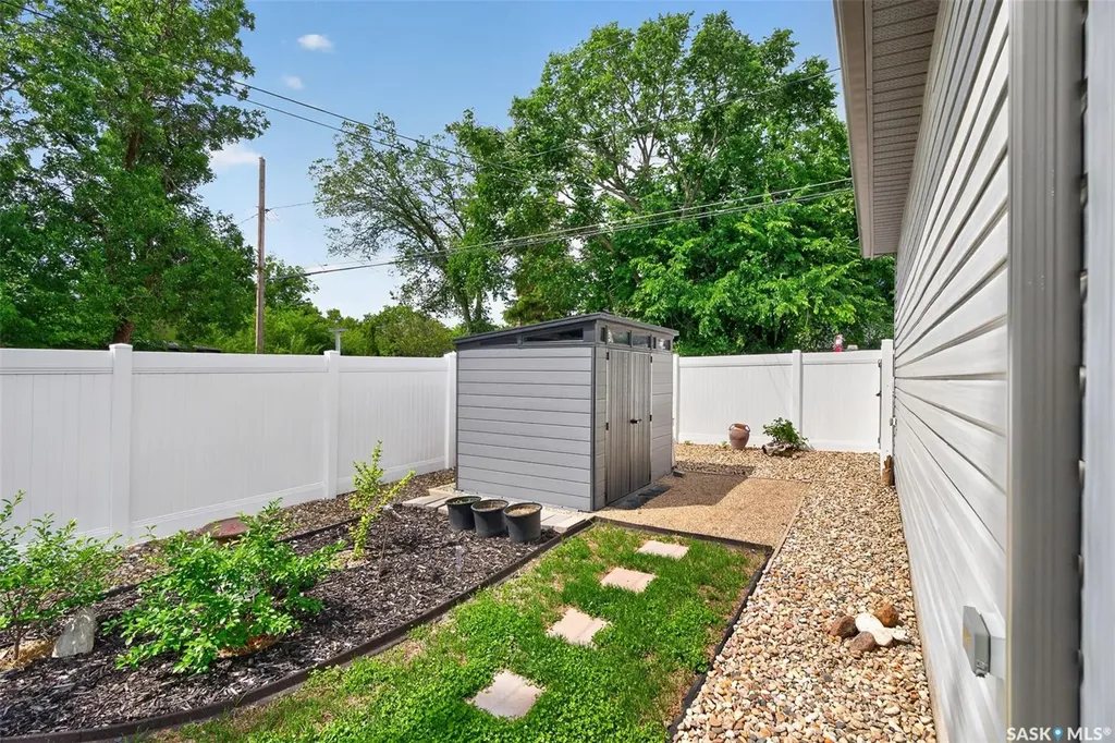 892 7th Avenue NW Moose Jaw SK S6H 4C2