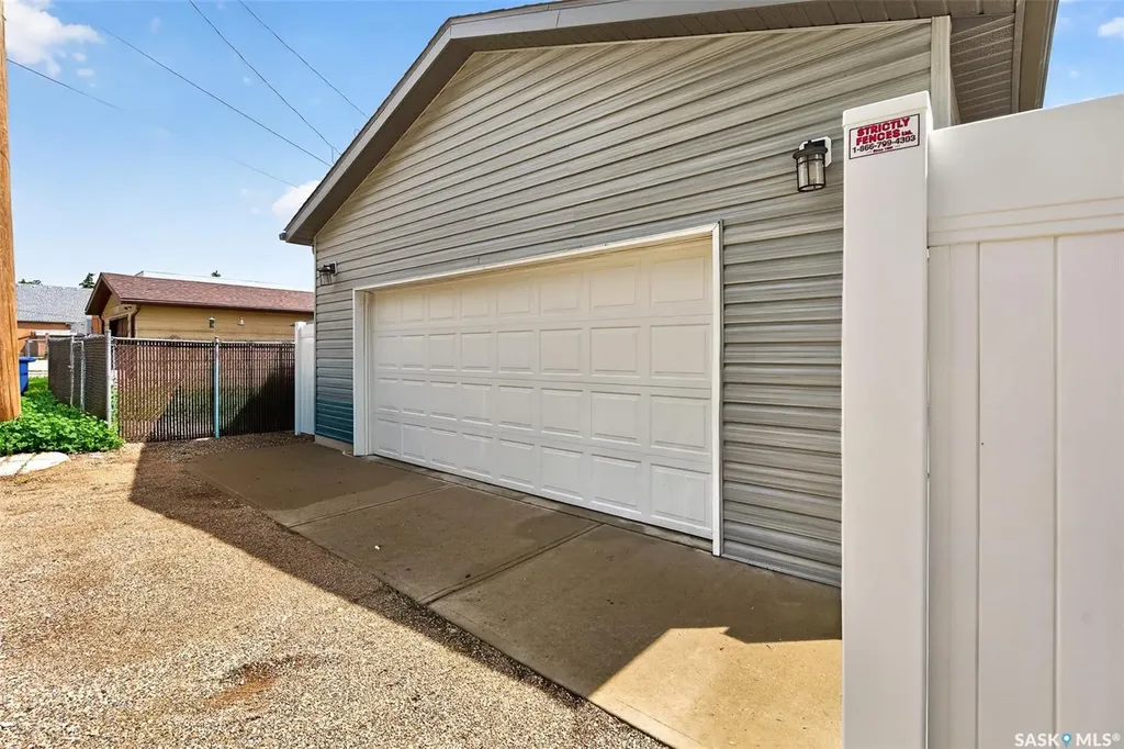 892 7th Avenue NW Moose Jaw SK S6H 4C2