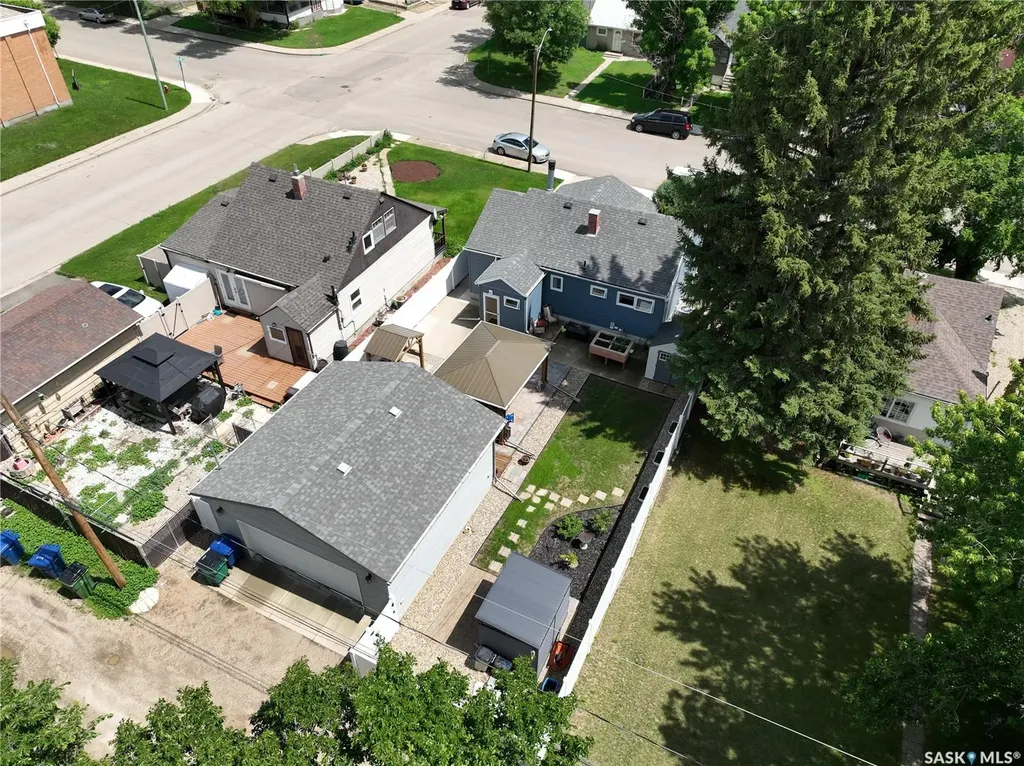 892 7th Avenue NW Moose Jaw SK S6H 4C2