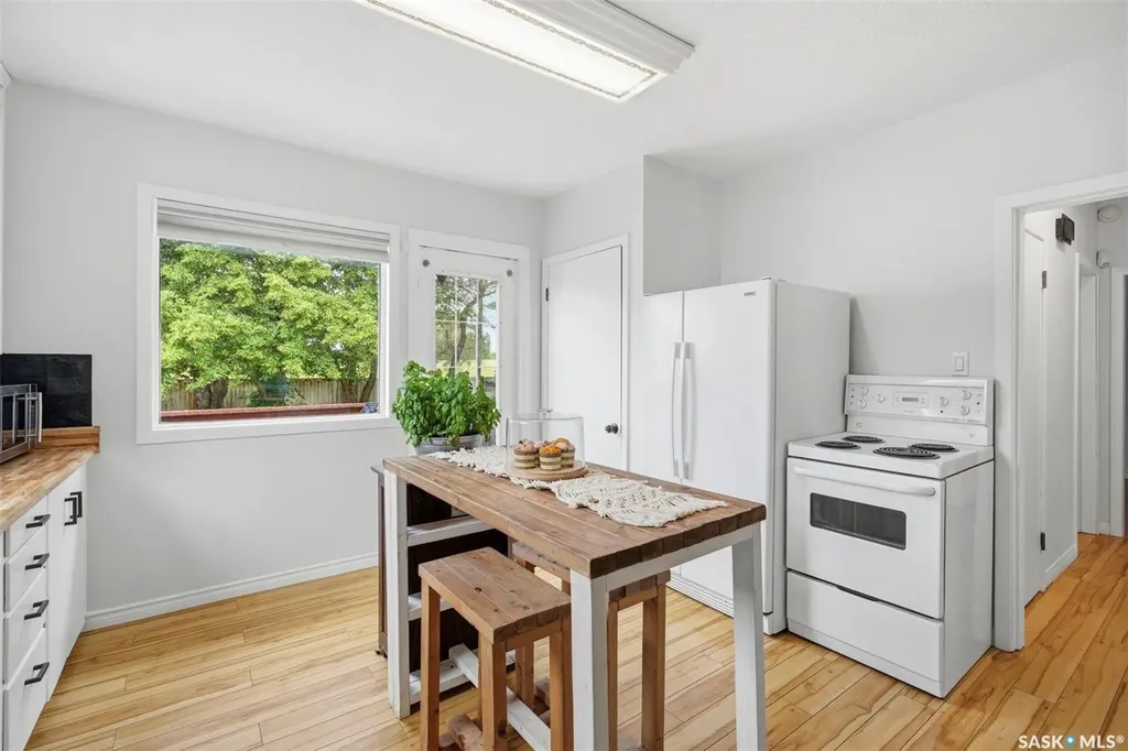 441 Vancouver Avenue N Saskatoon SK S7L 4J8