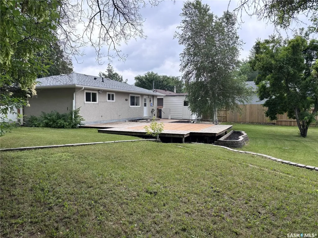 2516 Tomlinson Crescent Saskatoon SK S7L 3N2