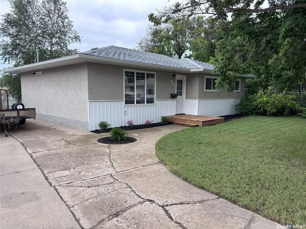2516 Tomlinson Crescent Saskatoon SK S7L 3N2