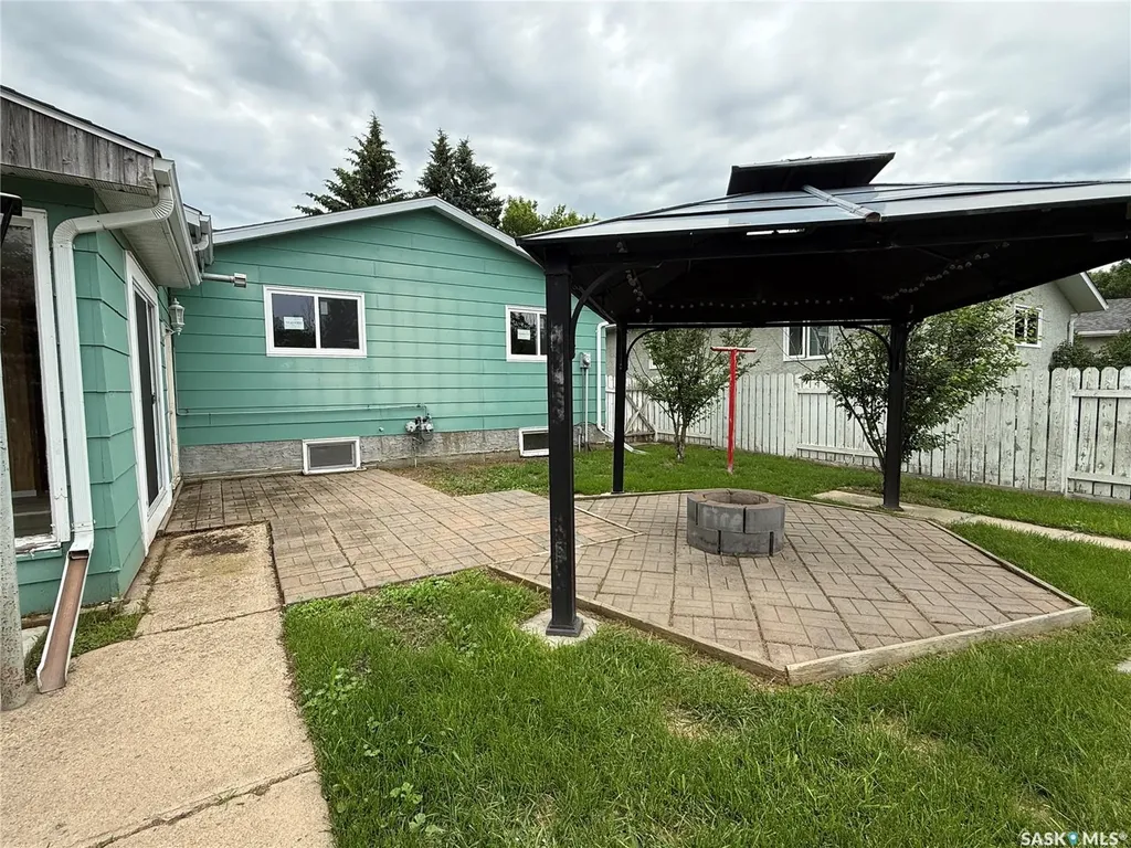 261 Bean Crescent Weyburn SK S4H 3A3