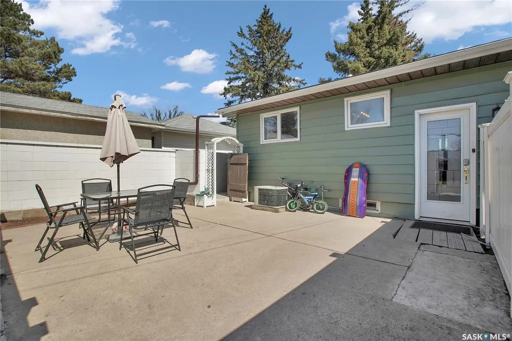 2406 Preston Avenue S Saskatoon SK S7J 2G4