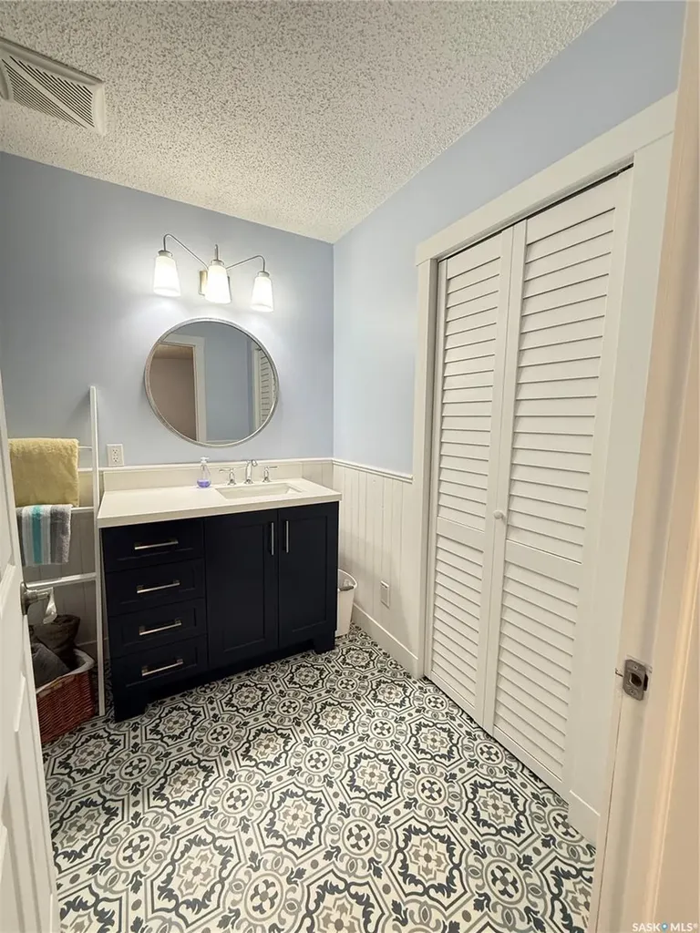615 Windsor Street Weyburn SK S4H 0X1