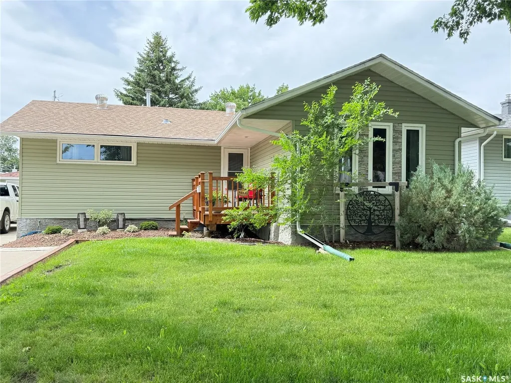 615 Windsor Street Weyburn SK S4H 0X1