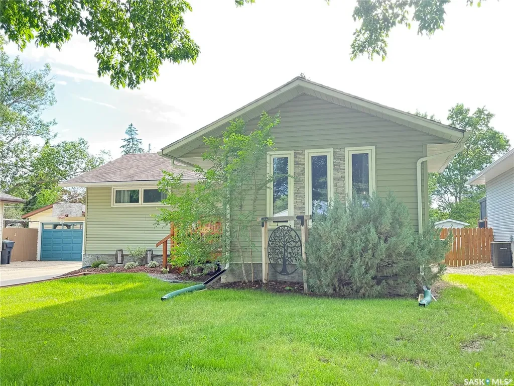 615 Windsor Street Weyburn SK S4H 0X1